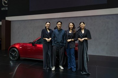 Create Without Boundaries: Mazda Indonesia dan Jeffry Tan Hadirkan Busana Flowy Sentuhan Platinum White dan Piping Gold