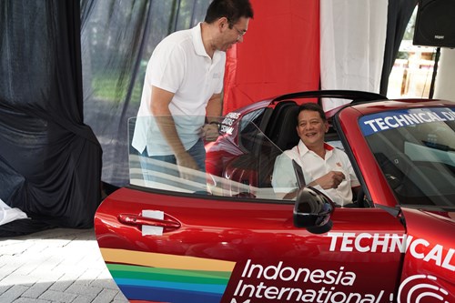 Bp. Ricky Thio bersama Bp. Drs. Tb. Lukman Djajadikusuma di unit Mazda MX-5 sebagai Official Timing Car