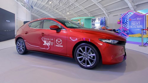 Mazda Indonesia Jalin Kolaborasi Dua Desainer Ternama Membangun Sinergi Industri Otomotif Dan Fashion Pada Ajang Jakarta Fashion Week 2023